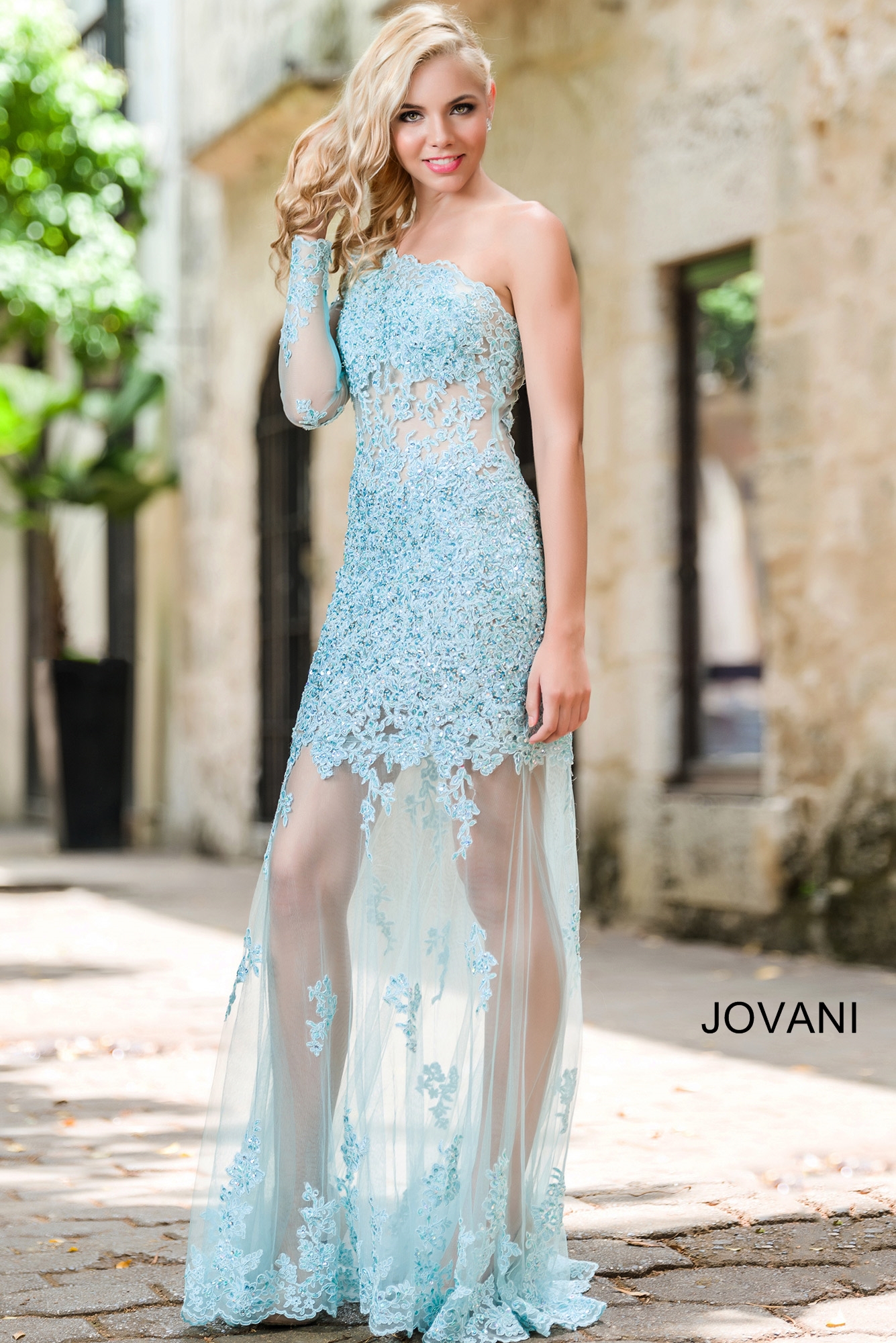 Jovani 73072 - изящное вечернее платье. Jovani 73072 очень тонкая работа, нежные кружевные вставки украшают все платье, в этом платье Вы будете похожи на греческую богиню!