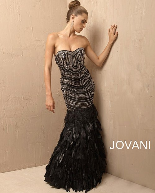 Jovani 2181 - экстравагантное вечернее платье. Идеальное платье для балов и светских мероприятий. Юбка платья Jovani 2181 украшена черными перьями.